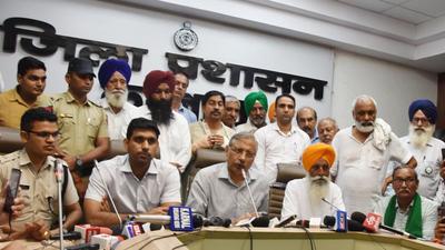 ACS Devender Singh and farmer leaders during a joint press conference in Karnal on Saturday. (HT photo) ACS Devender Singh and farmer leaders during a joint press conference in Karnal on Saturday. (HT photo)