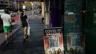 The surge in new cases comes as Australia struggles to contain the highly infectious Delta variant that threatens to push the country's economy into its second recession in as many years. (REUTERS/Loren Elliott)