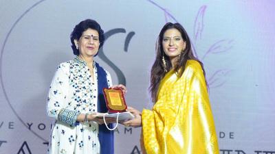 Swawlambini founder Preeti Yadav (right) presents a memento to Anita Sanas at the Women Entrepreneurs Meet 2021 at the Sheraton Grand on Bund Garden road in Pune last week. (HT) Swawlambini founder Preeti Yadav (right) presents a memento to Anita Sanas at the Women Entrepreneurs Meet 2021 at the Sheraton Grand on Bund Garden road in Pune last week. (HT)