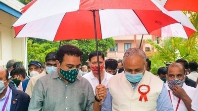 Telangana cabinet minister KT Rama Rao holds the umbrella over Tech Mahindra MD and CEO CP Gurnani and himself during the pair's recent meeting. (Twitter/CP Gurnani)