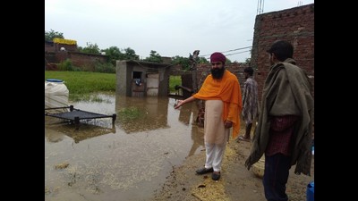 Seven villages situated near India-Pakistan border of Tarn Taran district are inundated due to the overflow of Kasur Nullah following incessant rain. (HT Photo)