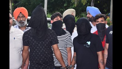The accused arrested with heroin and drug money in police custody in Amritsar on Saturday. Two criminals lodged in Faridkot and Amritsar jails were helping the accused, say Punjab police (HT photo) The accused arrested with heroin and drug money in police custody in Amritsar on Saturday. Two criminals lodged in Faridkot and Amritsar jails were helping the accused, say Punjab police (HT photo)