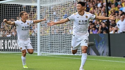 Hwang Hee-chan of Wolverhampton Wanderers celebrates after scoring their side's second goal. (Getty) Hwang Hee-chan of Wolverhampton Wanderers celebrates after scoring their side's second goal. (Getty)