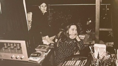 Karisma Kapoor posed along with sister Kareena Kapoor.