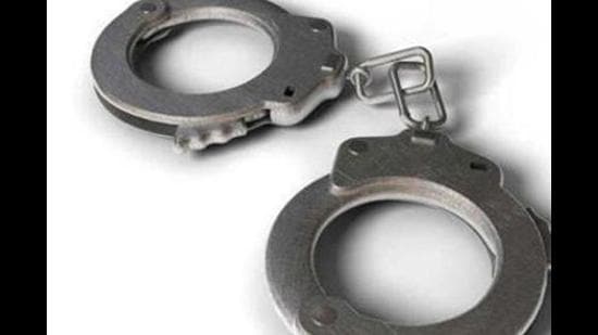 ₹1,000 in cash and the victim’s Apple AirPods have been recovered from the accused. (HT Photo)