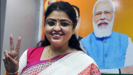 BJP's Priyanka Tibrewal flashes the victory sign after the announcement of her name as the party candidate for Bhawanipore Assembly constituency at the state BJP headquarters in Kolkata. (PTI PHOTO.)