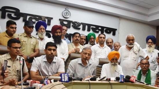 ACS Devender Singh and Farmer leaders during a joint press conference at Karnal on Saturday.(HT Photo)