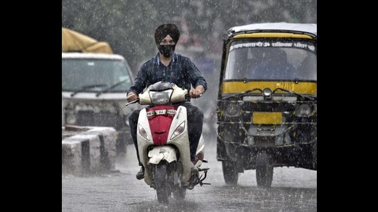 Protesting in the rain, a protester said that as per Central Pollution Control Board guidelines, no dairy unit is allowed to operate within city limits, therefore there was no point investing on ETPs. (Gurpreet Singh/HT) Protesting in the rain, a protester said that as per Central Pollution Control Board guidelines, no dairy unit is allowed to operate within city limits, therefore there was no point investing on ETPs. (Gurpreet Singh/HT)