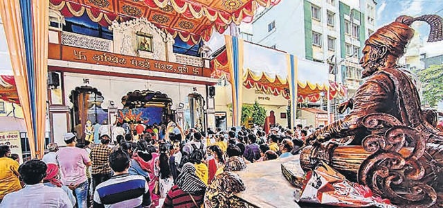 A small crowd gathered during the aarti of the Akhil Mandai Mandal’s Ganpati in Pune on Friday. (RAHUL RAUT/HT) A small crowd gathered during the aarti of the Akhil Mandai Mandal’s Ganpati in Pune on Friday. (RAHUL RAUT/HT)