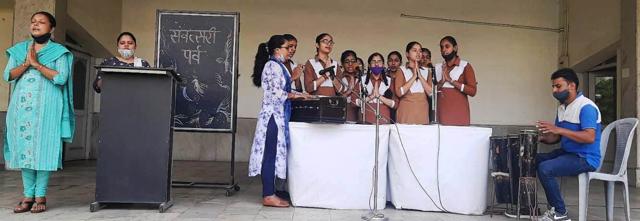 Students of Atam Public Senior Secondary School, Ludhiana, singing a bhajan on the occasion. (HT Photo) Students of Atam Public Senior Secondary School, Ludhiana, singing a bhajan on the occasion. (HT Photo)