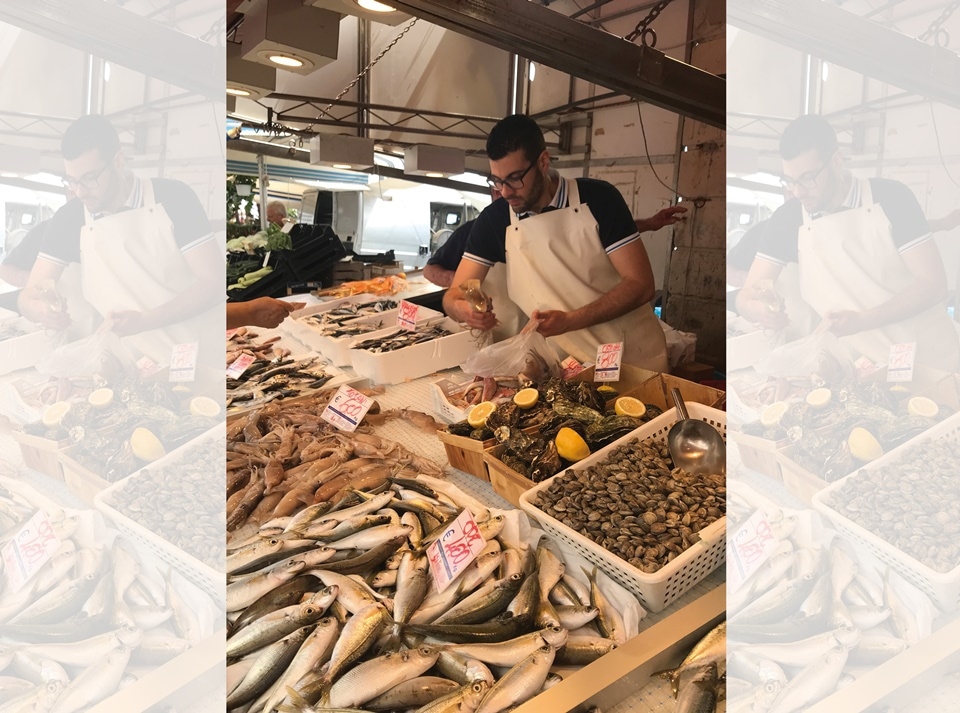 A seafood stall in Campania(Photo by Natasha Celmi)