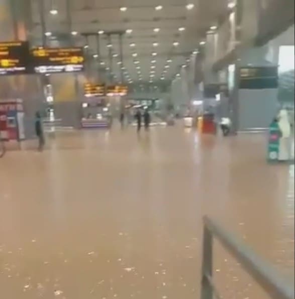 Rain floods Delhi airport forecourt, flights delayed due to bad weather ...