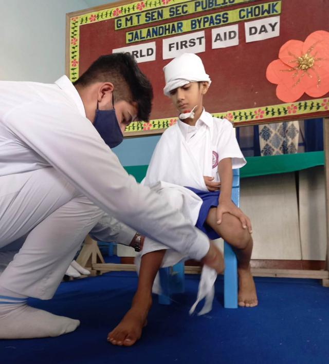 A student of GMT Public School, Ludhiana, demonstrating how to perform first aid. (HT Photo) A student of GMT Public School, Ludhiana, demonstrating how to perform first aid. (HT Photo)