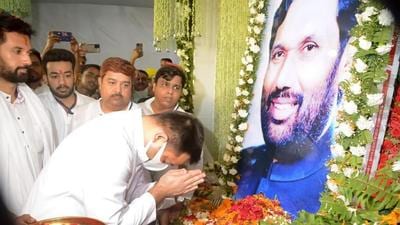 RJD leader Tejashwi Yadav pays tribute to LJP founder Ram Vilas Paswan on his first death anniversary at S K Puri in Patna on Sunday. (Santosh Kumar/HT Photo) RJD leader Tejashwi Yadav pays tribute to LJP founder Ram Vilas Paswan on his first death anniversary at S K Puri in Patna on Sunday. (Santosh Kumar/HT Photo)