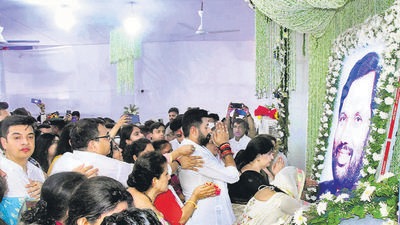 LJP MP Chirag Paswan pays floral tribute to party founder Ram Vilas Paswan on his first death anniversary ceremony, in Patna on Sunday. (ANI) LJP MP Chirag Paswan pays floral tribute to party founder Ram Vilas Paswan on his first death anniversary ceremony, in Patna on Sunday. (ANI)