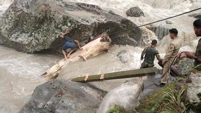 Army personnel during a rescue operation after flash floods due to a cloudburst at Hanzor in Kishtwar district in July this year. (PTI)