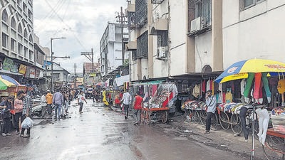 Hawkers at Fashion street, Camp, on Saturday. PCB to seal business outlets with no licence from September 15. (SHANKAR NARAYAN/HT) Hawkers at Fashion street, Camp, on Saturday. PCB to seal business outlets with no licence from September 15. (SHANKAR NARAYAN/HT)