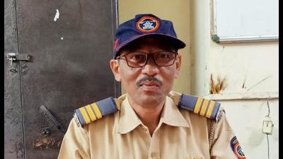 Head constable Eknath Naik, who was patrolling on Vasai station platform, rushed to the tracks and pulled the woman to safety. (HT )