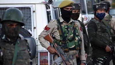 Security personnel stand guard in Kashmir.&nbsp; (Faisal Khan/AA/picture alliance)