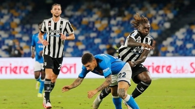 Juventus' Italian forward Moise Kean (R) fights for the ball with Napoli's Italian defender Giovanni Di Lorenzo (C) during the Serie A football match Juventus' Italian forward Moise Kean (R) fights for the ball with Napoli's Italian defender Giovanni Di Lorenzo (C) during the Serie A football match