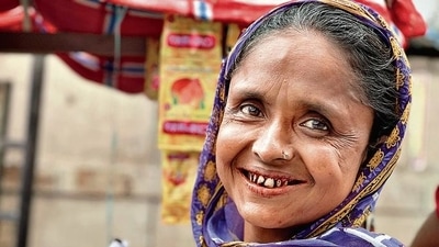 In her 40s, Ms Begum runs a small street-side kiosk selling mouthfreshners in central Delhi’s Hazrat Nizamuddin Basti.