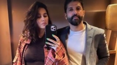 Shibani Dandekar poses with Farhan Akhtar in a new picture. Shibani Dandekar poses with Farhan Akhtar in a new picture.
