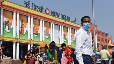 Train passengers wait for autos and taxis at New Delhi Railway Station. (Arvind Yadav/HT Photo)