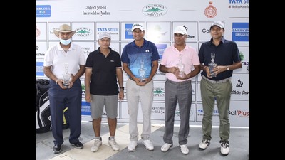 Rajiv Kumar Jatiwal’s team receiving their prizes for winning the Pro-Am event at the PGTI Players Championship from VS Kundu, additional chief secretary to the Haryana government (second from left) and Colonel AS Dhillon, general manager of Panchkula Golf Club (extreme left). (HT Photo)