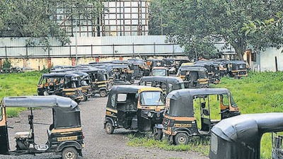 Autorickshaws breaking various rules in Pune seized by the police are seen here at Bund Garden on Saturday. (RAHUL RAUT/HT) Autorickshaws breaking various rules in Pune seized by the police are seen here at Bund Garden on Saturday. (RAHUL RAUT/HT)