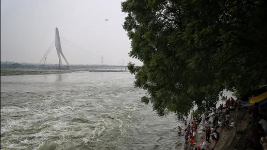 A view of the spot on the banks of Yamuna where 3 boys drowned in the early hours of the day at Wazirabad on Sunday. (Sanchit Khanna/HT Photo)
