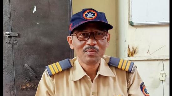 Head constable Eknath Naik, who was patrolling on Vasai station platform, rushed to the tracks and pulled the woman to safety. (HT )