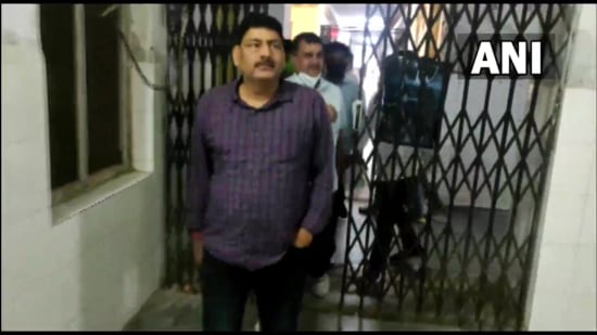 Suspended RPS officer Hira Lal Saini was brought to JLN Medical College in Ajmer for medical examination. (ANI)