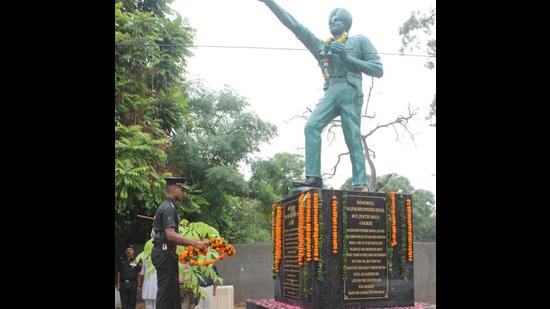 An army officer laying a wreath to pay tributes at the memorial of late Major Bhupinder Singh outside Rose Garden in Ludhiana on Sunday. (HT Photo)