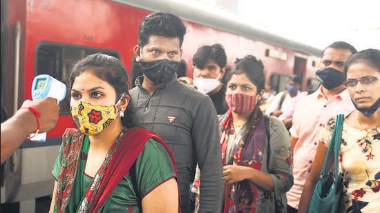 Maharashtra has been reporting between 4,000 and 5,000 cases in the past 12 days, except four days when daily cases dropped to fewer than 4,000. (Satish Bate/HT Photo)