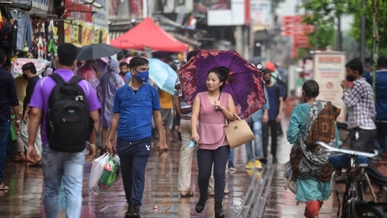 Commuters roam around Delhi's Chandni Chowk without masks on August 08. (Sanchit Khanna/Hindustan Times) Commuters roam around Delhi's Chandni Chowk without masks on August 08. (Sanchit Khanna/Hindustan Times)