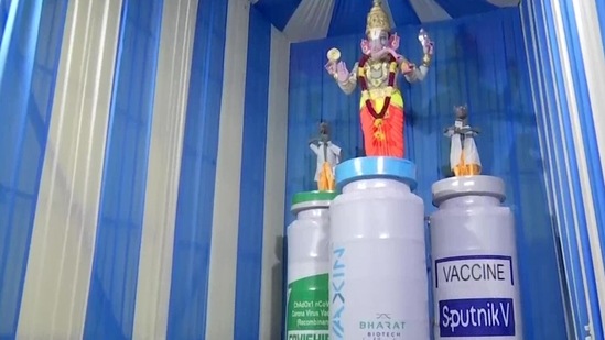 The devotees appreciated the idea of promoting the Covid-19 vaccination drive. (ANI/Twitter)