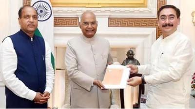 Himachal Pradesh chief minister Jai Ram Thakur (left) and assembly Speaker Vipin Singh Parmar inviting President Ram Nath Kovind (centre) to address at the Himachal Pradesh assembly as a part of the state’s golden jubilee celebrations, in New Delhi on September 9. (ANI Photo) Himachal Pradesh chief minister Jai Ram Thakur (left) and assembly Speaker Vipin Singh Parmar inviting President Ram Nath Kovind (centre) to address at the Himachal Pradesh assembly as a part of the state’s golden jubilee celebrations, in New Delhi on September 9. (ANI Photo)