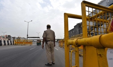 A six-member police team, led by the station house officer (SHO) of the Kolta Mubarakpur police station Vinay Kumar Tyagi, engaged the man in a conversation before overpowering him and bringing him to safety, police said. (HT Photo) A six-member police team, led by the station house officer (SHO) of the Kolta Mubarakpur police station Vinay Kumar Tyagi, engaged the man in a conversation before overpowering him and bringing him to safety, police said. (HT Photo)
