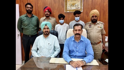 The accused drug peddlers in custody of Ludhiana police on Monday. (HT photo)