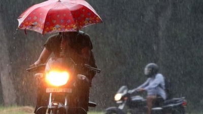 Bikers making their way through rain on Sunday. (KESHAV SINGH/HT) (HT_PRINT) Bikers making their way through rain on Sunday. (KESHAV SINGH/HT) (HT_PRINT)