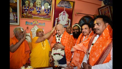 Delhi Deputy Chief Minister Manish Sisodia with AAP MP Sanjay Singh, seeks blessings from Mahant Janmey Sharan at Shri Janki Ghat Bada Sthan temple, in Ayodhya, Monday (PTI)