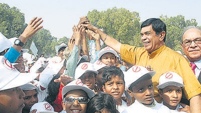 Former labour minister Oscar Fernandes during a campaign against child labour at India Gate in New Delhi. (HT file photo) Former labour minister Oscar Fernandes during a campaign against child labour at India Gate in New Delhi. (HT file photo)