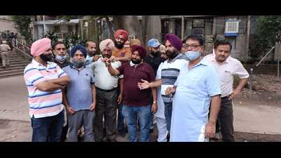 Steel traders from Ludhiana protesting against a spate of robberies at their shops and godowns. (HT photo)