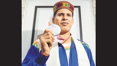 Silver medalist Devendra Jhajharia poses with his medal during a felicitation ceremony for the winners of Tokyo Paralympics 2020 at Shastri Bhawan, Delhi. (Photo : ANI/Ishant Kumar) Silver medalist Devendra Jhajharia poses with his medal during a felicitation ceremony for the winners of Tokyo Paralympics 2020 at Shastri Bhawan, Delhi. (Photo : ANI/Ishant Kumar)