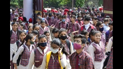 Social distancing and mask norms being flouted as students enter the examination centre at Government School, PAU, in Ludhiana on Monday. (Harsimar Pal SIngh/HT) Social distancing and mask norms being flouted as students enter the examination centre at Government School, PAU, in Ludhiana on Monday. (Harsimar Pal SIngh/HT)
