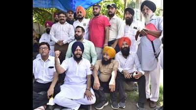 SAD workers protesting against the implication of the woman who has levelled rape allegations against Lok Insaaf Party chief Simarjeet Singh Bains in a ‘false’ murder bid case in Ludhiana. (Gurpreet Singh/HT)
