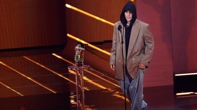 Singer-songwriter Justin Bieber arrives on the MTV VMAs stage to accept the award for Artist of the Year.&nbsp; (REUTERS)