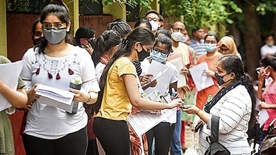 Exam officials screen NEET aspirants wait at the examination centre, at Delhi Cantonment in New Delhi (Sanchit Khanna/HT File) Exam officials screen NEET aspirants wait at the examination centre, at Delhi Cantonment in New Delhi (Sanchit Khanna/HT File)