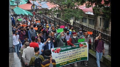 People raising slogans for the demands of farmers during a protest, under the banner of Samyukt Kisan Morcha,in Shimla on Monday. (Deepak Sansta/HT) People raising slogans for the demands of farmers during a protest, under the banner of Samyukt Kisan Morcha,in Shimla on Monday. (Deepak Sansta/HT)