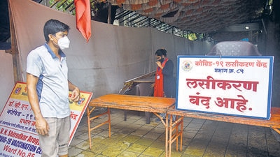 Vaccination drive shut due to non-availability of Covid vaccines at a centre in Vile Parle, Mumbai on Monday. (Vijay Bate/HT) Vaccination drive shut due to non-availability of Covid vaccines at a centre in Vile Parle, Mumbai on Monday. (Vijay Bate/HT)